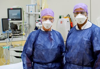 IC-verpleegkundigen Anneke van Gestel en Samira Pedro in hun beschermende kleding